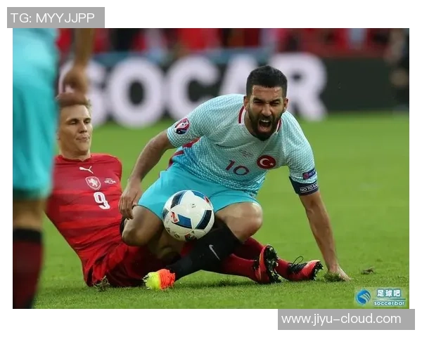 足球球星赛后亲吻女子引热议 网友纷纷猜测两人关系背后真相